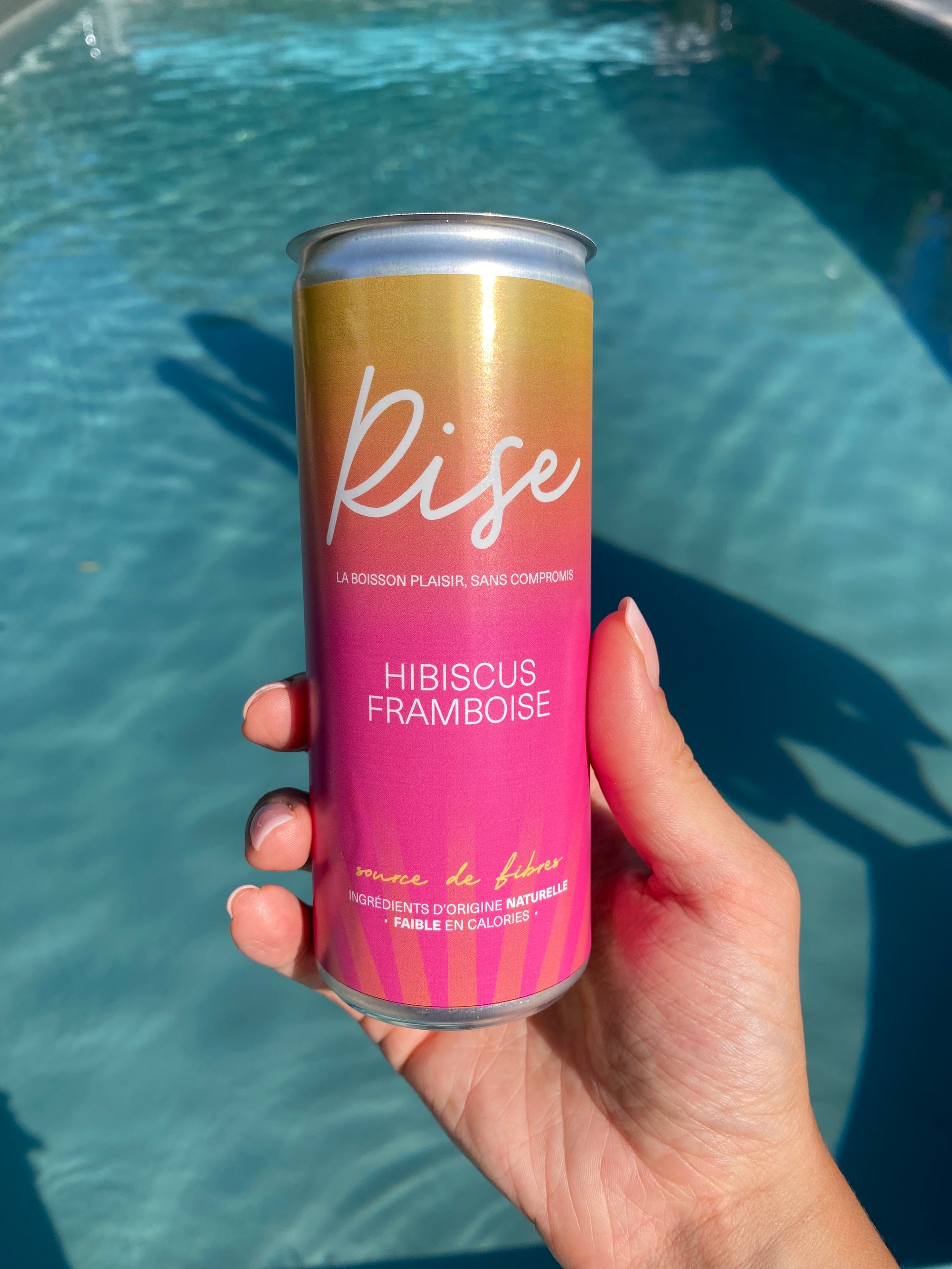 S'hydrater en se faisant plaisir c'est désormais possible ! 
Grâce à RISE vous pouvez profiter de moments de pauses équilibrées.
Contrairement aux sodas classiques, RISE permet de rester hydraté toute la journée.
La boisson est enrichie en fibres prébiotiques et permet de nourrir les bonnes bactéries de votre organisme afin d'assurer le bon fonctionnement de votre système digestif. 
Si vous faites une détox, RISE est la boisson parfaite. 