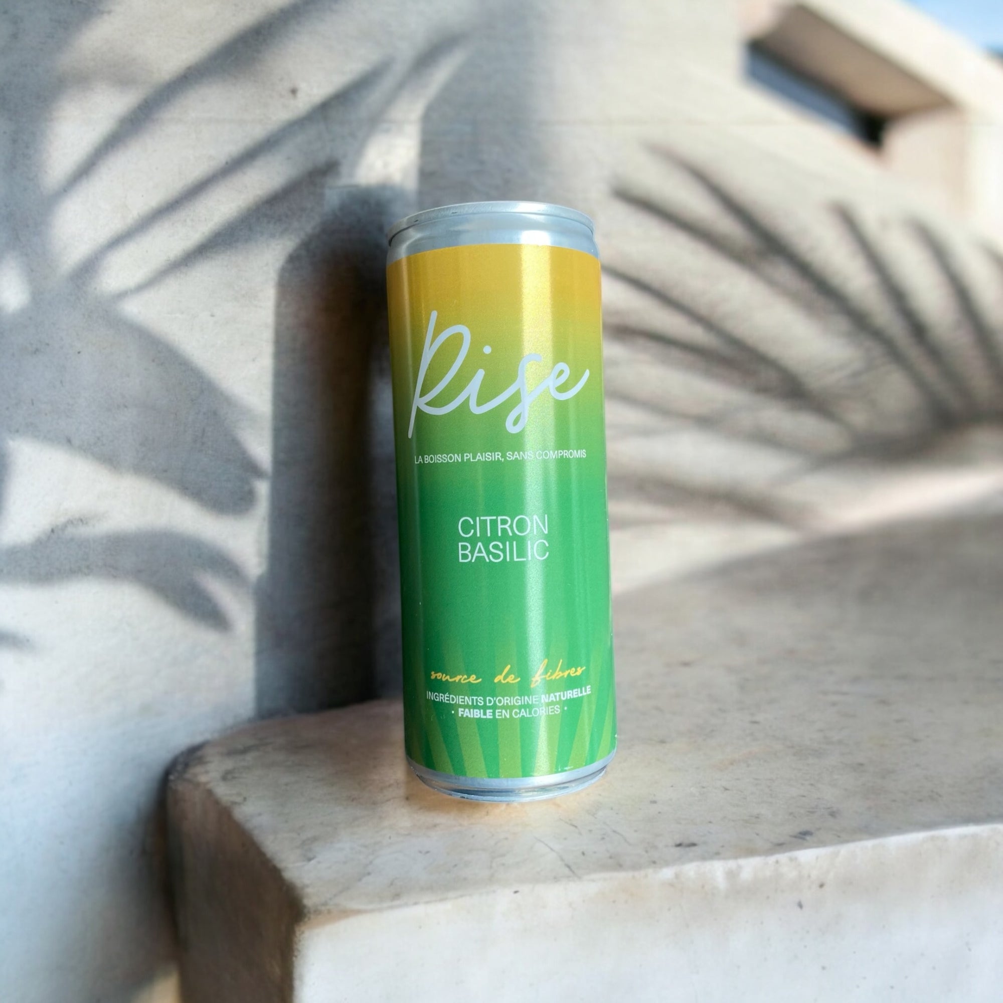 Rise Drinks est une boisson fonctionnelle et boisson saine aux fibres prébiotiques, elle prend soin du microbiote intestinal au quotidien, faible en calories, ingrédients d'origine naturelle, fabriqué en France. Boisson saine et riche en fibres. Sans alcool. 
