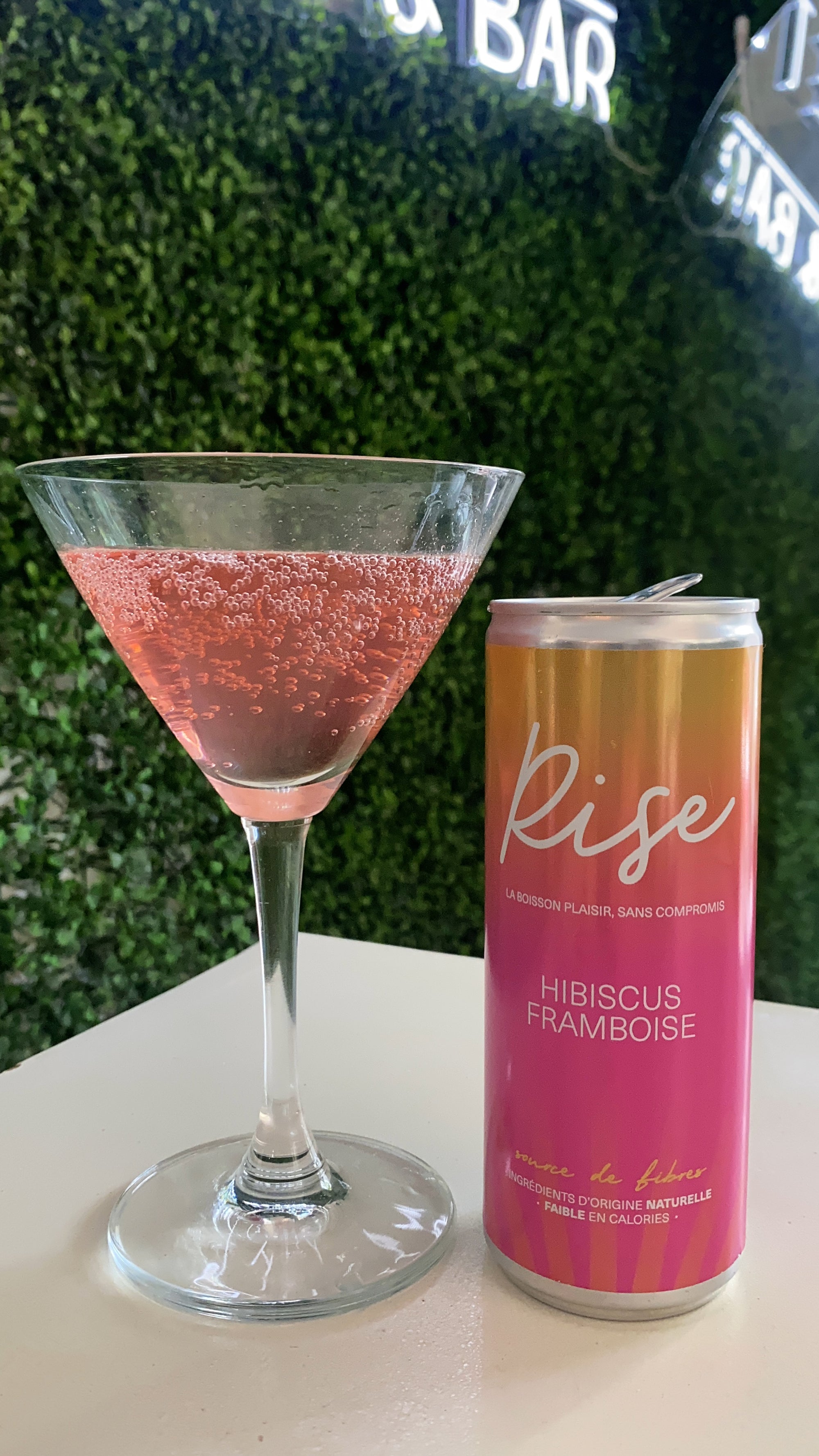 Rise Drinks est une boisson fonctionnelle et boisson saine aux fibres prébiotiques, elle prend soin du microbiote intestinal au quotidien, faible en calories, ingrédients d'origine naturelle, fabriqué en France. Boisson saine et riche en fibres. Sans alcool. 